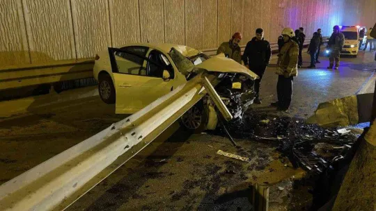 Kadıköy'de otomobil bariyerlere ok gibi saplandı