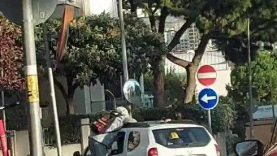 Kadıköy'de otomobilin çatısına asılan gençlerin tehlikeli yolculuğu