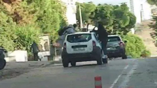 Kadıköy'de otomobilin çatısına asılan gençlerin tehlikeli yolculuğu