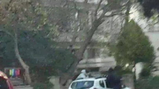 Kadıköy'de otomobilin çatısına asılan gençlerin tehlikeli yolculuğu