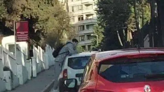 Kadıköy'de otomobilin çatısına asılan gençlerin tehlikeli yolculuğu