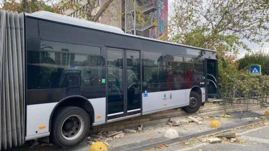 Kadıköy'de perondan çıkan metrobüs yolun karşısına geçip duvara çarptı: 1 yaralı