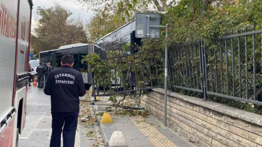 Kadıköy'de perondan çıkan metrobüs yolun karşısına geçip duvara çarptı: 1 yaralı
