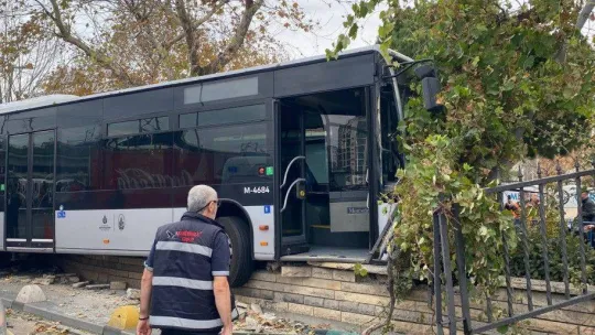 Kadıköy'de perondan çıkan metrobüs yolun karşısına geçip duvara çarptı: 1 yaralı