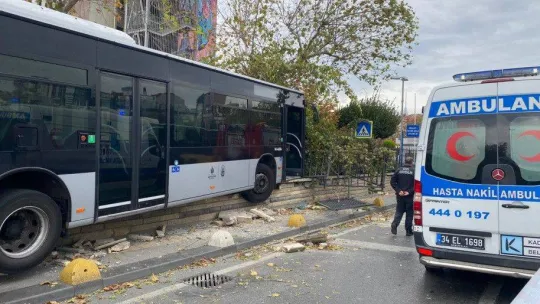 Kadıköy'de perondan çıkan metrobüs yolun karşısına geçip duvara çarptı: 1 yaralı