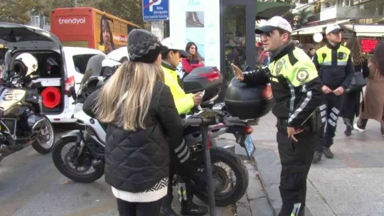 Kadıköy'de scooter denetimde ceza yedi, telefonunu çıkarıp basın mensuplarını çekti