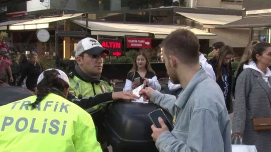 Kadıköy'de scooter denetimde ceza yedi, telefonunu çıkarıp basın mensuplarını çekti