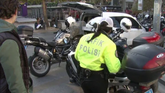 Kadıköy'de scooter denetimde ceza yedi, telefonunu çıkarıp basın mensuplarını çekti