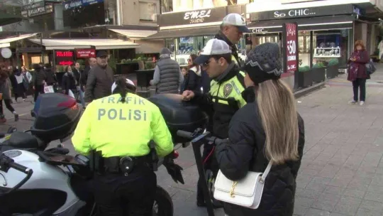 Kadıköy'de scooter denetimde ceza yedi, telefonunu çıkarıp basın mensuplarını çekti