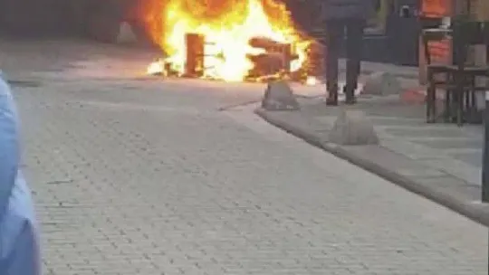 Kadıköy'de seyir halindeki motosiklet alev topuna döndü