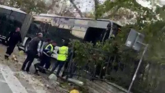 Kadıköy'de sürücüsünün kontrolünden çıkan metrobüs, yolun karşısındaki duvara çarptı. Olay yerine ekipler sevk edildi.