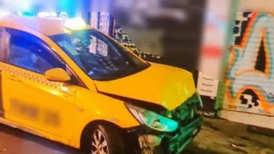 Kadıköy'de taksici dehşeti: iki kadının peşine takıldı, bilerek araçlarına çarptı