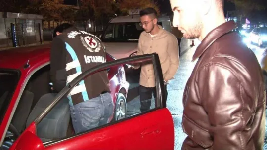Kadıköy'de yeni aldığı otomobille denetime takıldı, cezayı yedi