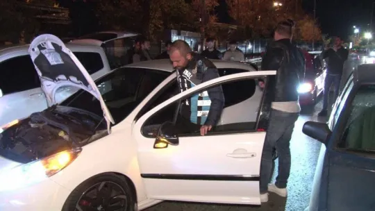 Kadıköy'de yeni aldığı otomobille denetime takıldı, cezayı yedi