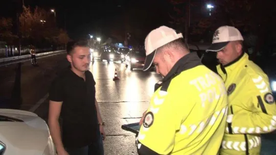 Kadıköy'de yeni aldığı otomobille denetime takıldı, cezayı yedi