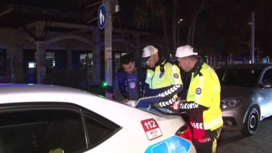 Kadıköy'de yeni aldığı otomobille denetime takıldı, cezayı yedi