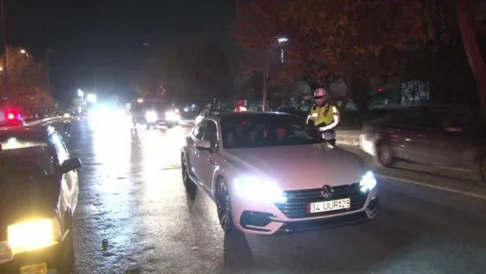 Kadıköy'de yeni aldığı otomobille denetime takıldı, cezayı yedi