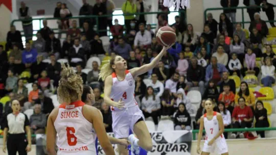 Kadın basketbolcular ilk maçında fark attı