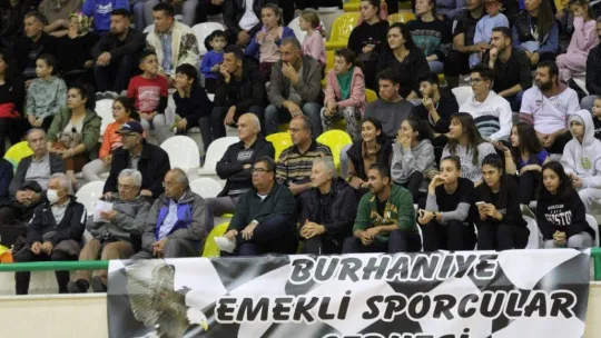 Kadın basketbolcular ilk maçında fark attı