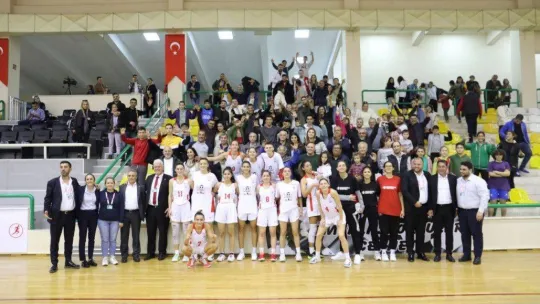 Kadın basketbolcular ilk maçında fark attı