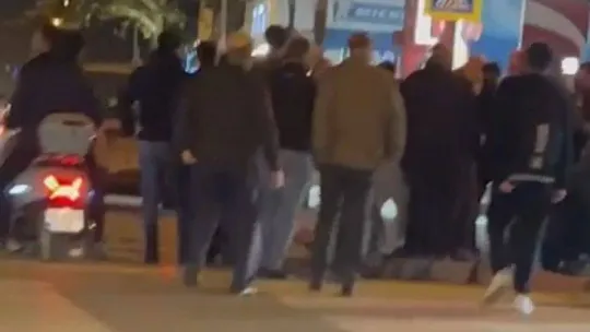 Kadını taciz eden şahsa meydan dayağı kameraya yansıdı