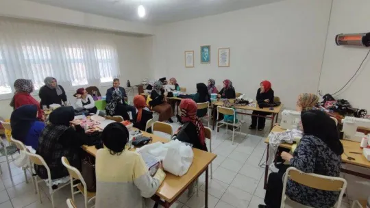 Kadınlar hem eğleniyor hem üretiyor