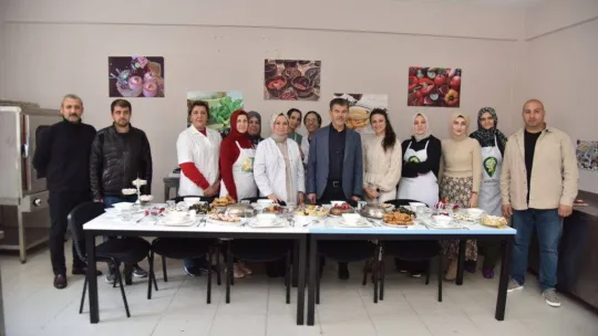 Kadınlar mutfağın püf noktalarını öğreniyor