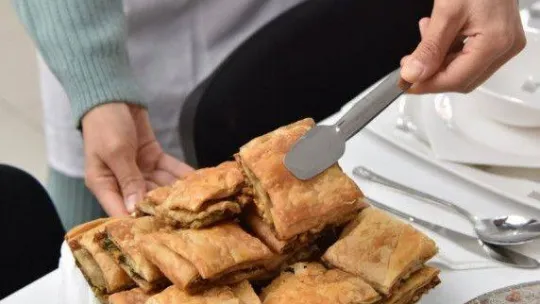 Kadınlar mutfağın püf noktalarını öğreniyor