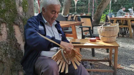 Kafelerde sepet örüp turistlere satıyor