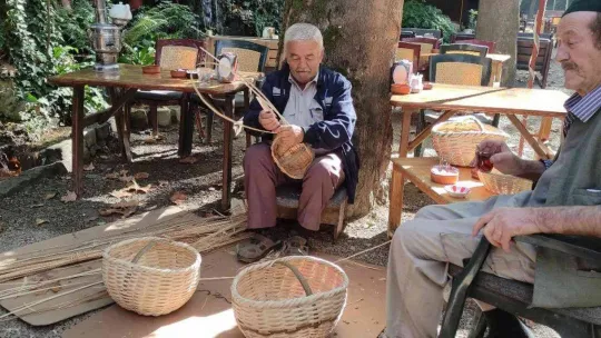 Kafelerde sepet örüp turistlere satıyor