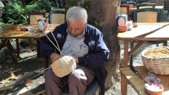 Kafelerde sepet örüp turistlere satıyor