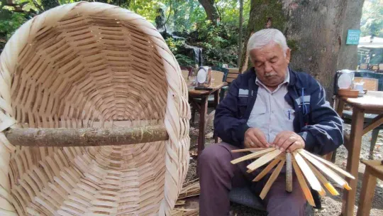 Kafelerde sepet örüp turistlere satıyor