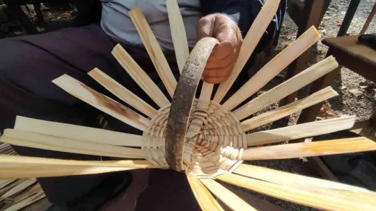 Kafelerde sepet örüp turistlere satıyor