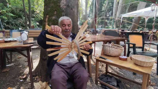 Kafelerde sepet örüp turistlere satıyor