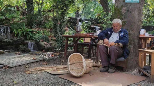 Kafelerde sepet örüp turistlere satıyor