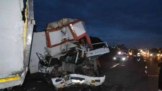 Kağıt gibi ezilen kamyondan sağ kurtuldu