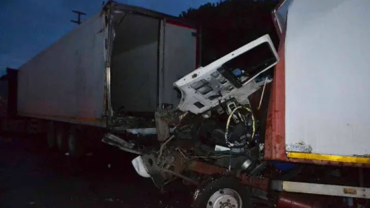 Kağıt gibi ezilen kamyondan sağ kurtuldu