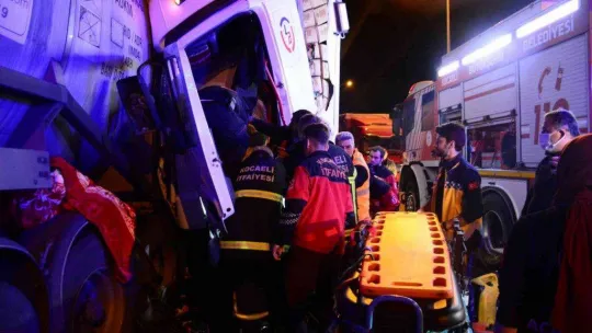 Kağıt gibi ezilen tırda sıkışan sürücüyü kurtarmak için seferber oldular