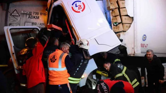 Kağıt gibi ezilen tırda sıkışan sürücüyü kurtarmak için seferber oldular