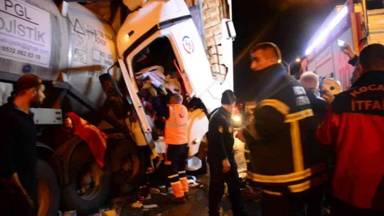 Kağıt gibi ezilen tırda sıkışan sürücüyü kurtarmak için seferber oldular