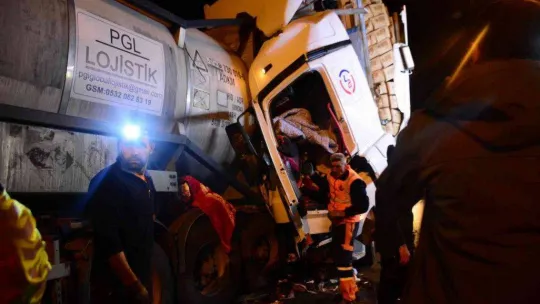 Kağıt gibi ezilen tırda sıkışan sürücüyü kurtarmak için seferber oldular