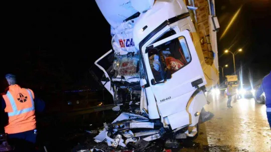 Kağıt gibi ezilen tırda sıkışan sürücüyü kurtarmak için seferber oldular