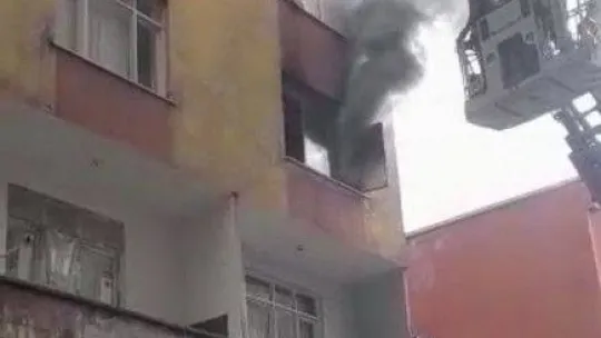 Kağıthane'de alevlere teslim olan dairede can pazarı: 4 kişilik aile itfaiye merdiveni yardımıyla kurtarıldı