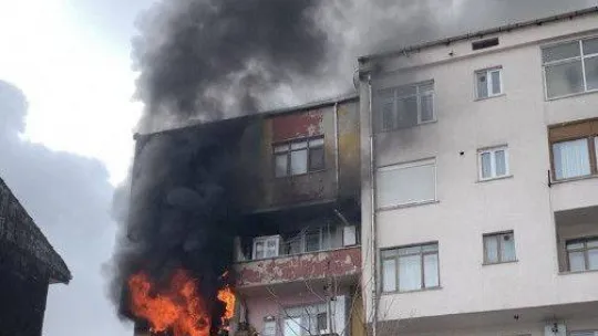 Kağıthane'de alevlere teslim olan dairede can pazarı: 4 kişilik aile itfaiye merdiveni yardımıyla kurtarıldı
