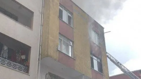 Kağıthane'de alevlere teslim olan dairede can pazarı: 4 kişilik aile itfaiye merdiveni yardımıyla kurtarıldı