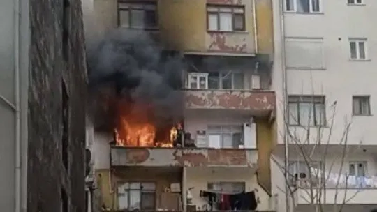 Kağıthane'de alevlere teslim olan dairede can pazarı: 4 kişilik aile itfaiye merdiveni yardımıyla kurtarıldı