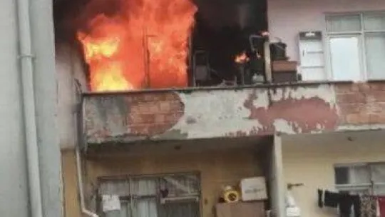 Kağıthane'de alevlere teslim olan dairede can pazarı: 4 kişilik aile itfaiye merdiveni yardımıyla kurtarıldı