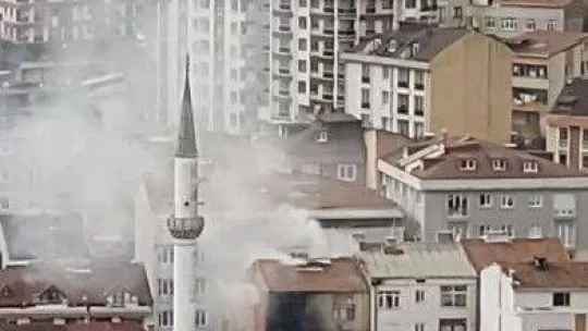 Kağıthane'de alevlere teslim olan dairede can pazarı: 4 kişilik aile itfaiye merdiveni yardımıyla kurtarıldı