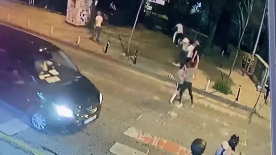 Kağıthane'de alkollü grubun silahlı kavgası kamerada