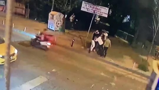 Kağıthane'de alkollü grubun silahlı kavgası kamerada